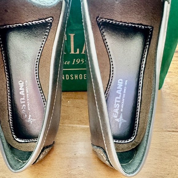 Eastland Patricia Penny Loafer Driving Moc Silver.
Size women 8.5. NWB. NWOT. - Picture 5 of 5